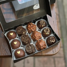 Set cadou cu decor de 12 bomboane