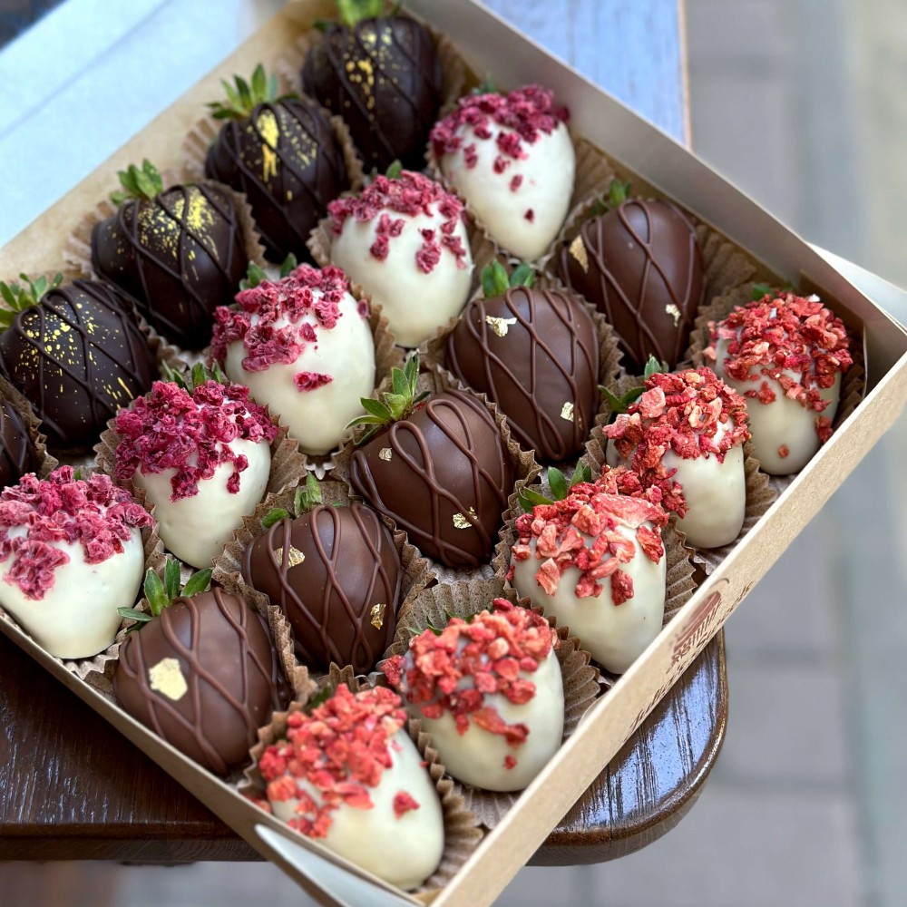 Set de capsuni acoperite cu ciocolata